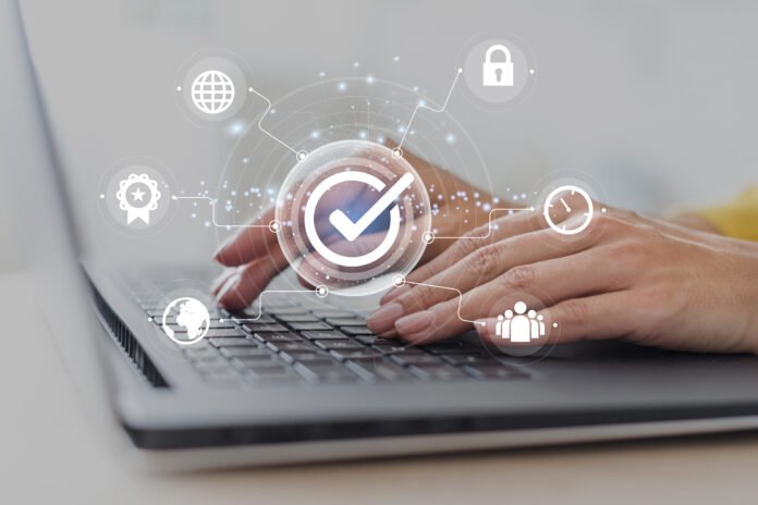 Praca zdalna na prywatnym laptopie pracownika